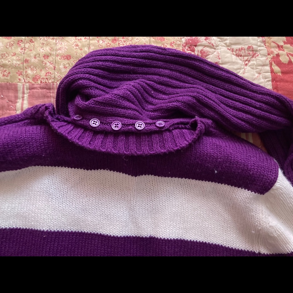 Sweater with attachable scarf - Picture 3 of 3